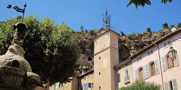 Cotignac ‘village de caractère’ in der Provence!