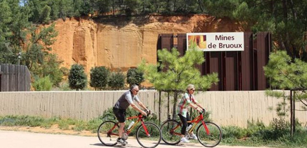 Radfahren durch die Ocker farbigen Landschaft