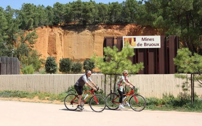 Radfahren durch die Ocker farbigen Landschaft