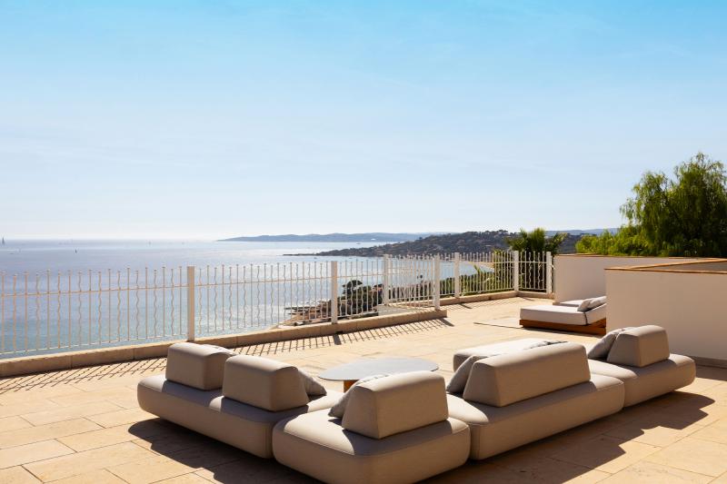 Terrasse mit Meerblick mit luxuriösen Sitzgelegenheiten