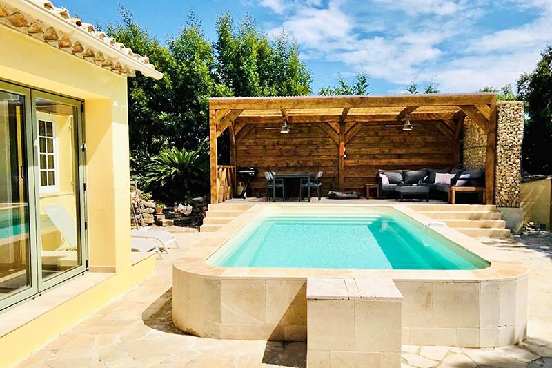 Pool mit überdachte Terrasse