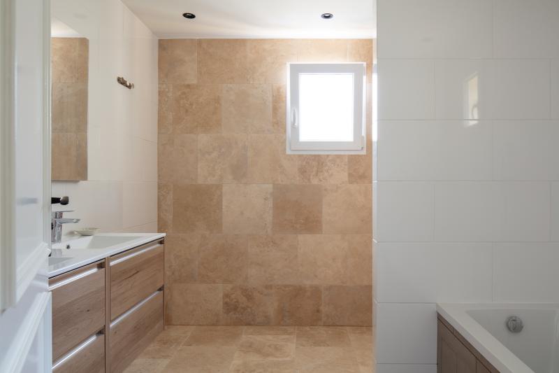 2 moderne Badezimmer