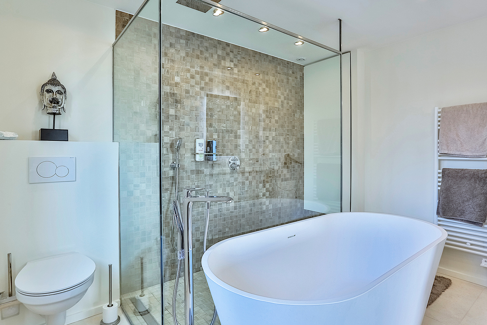 Badezimmer im Hauptschlafzimmer