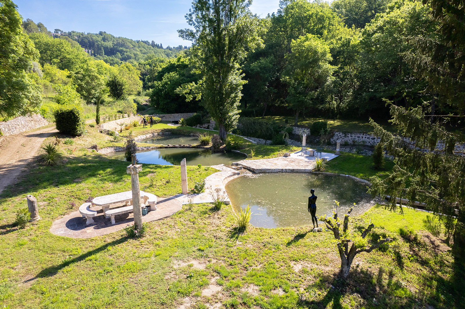 Großer Teich mit Karpfen