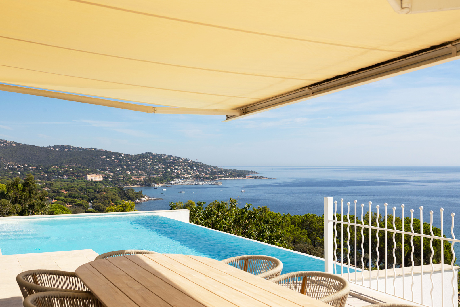 Terrasse mit weitem Meerblick