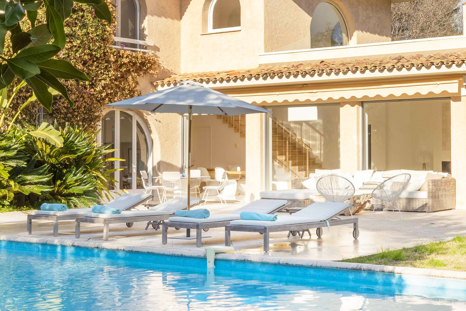 Pool mit Sonnenliegen Pool mit Sonnenliegen