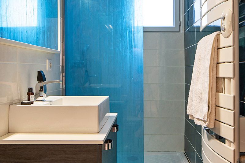 Badezimmer mit Dusche/Waschbecken/WC (Erdgeschoss)